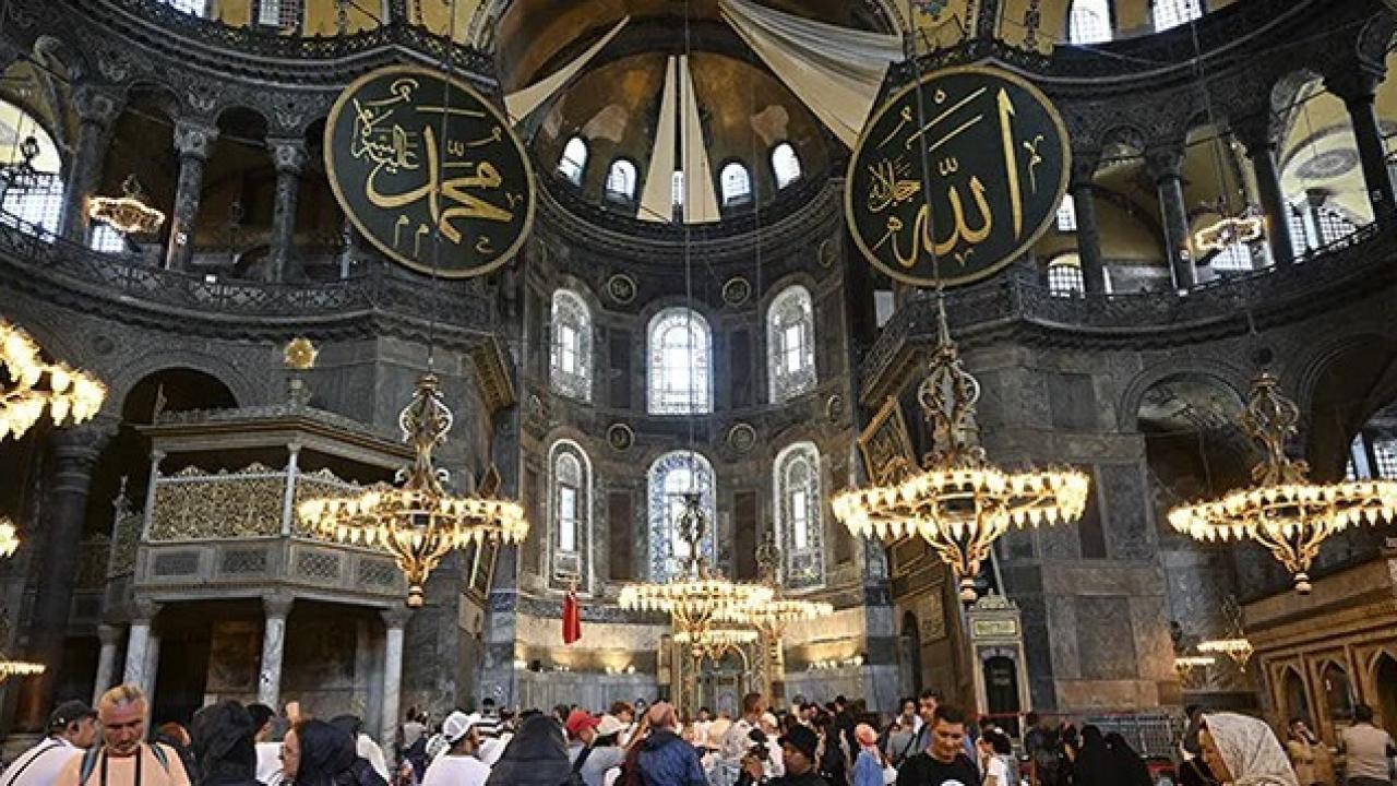 Ayasofya-i Kebir Camii’nde2 turist hakkında işlem başlatıldı Img